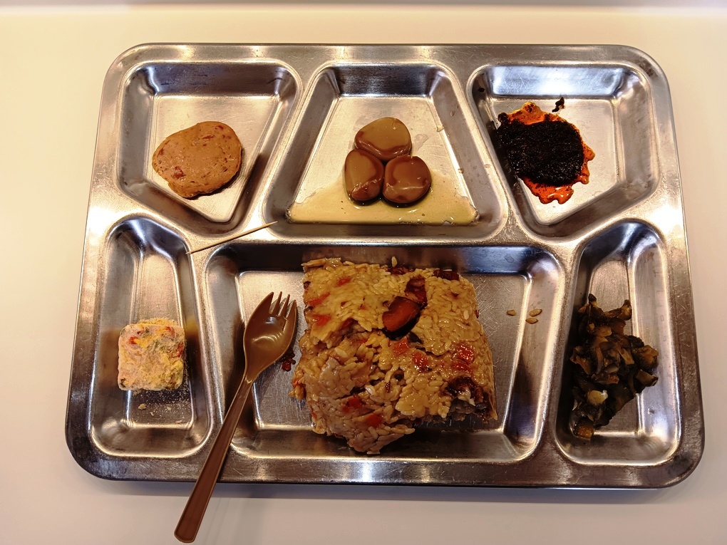 Chinese special forces ration, clay pot rice, complete ration on the tray.
